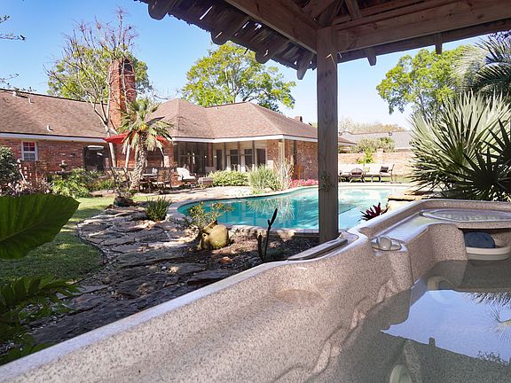 Hot tub & cabana