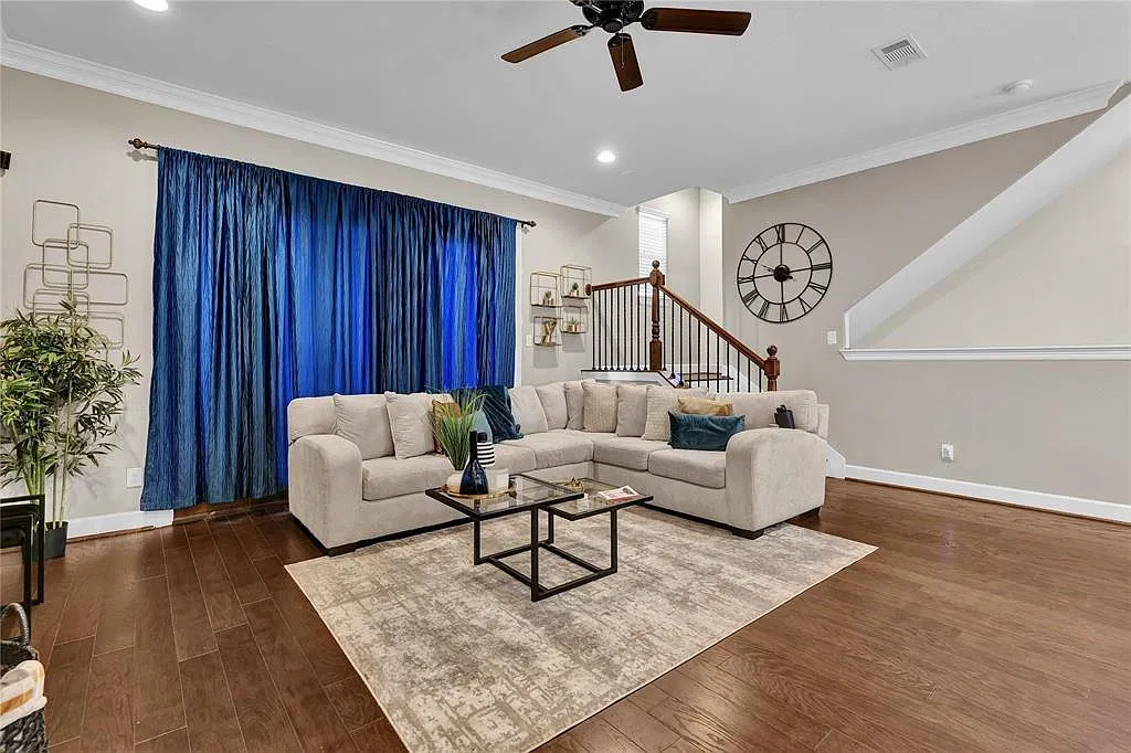 3 bed, 3.0 bath, 2438 sqft, $2,950 — Photo 2