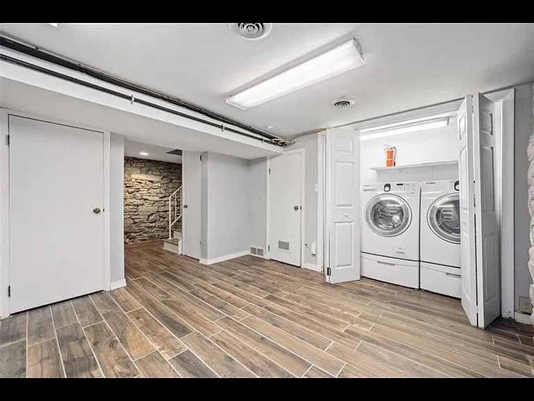 6412 Howe St #1 — Photo 31