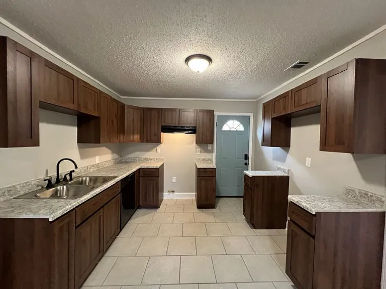 2724 Enterprise Ave — Photo 5