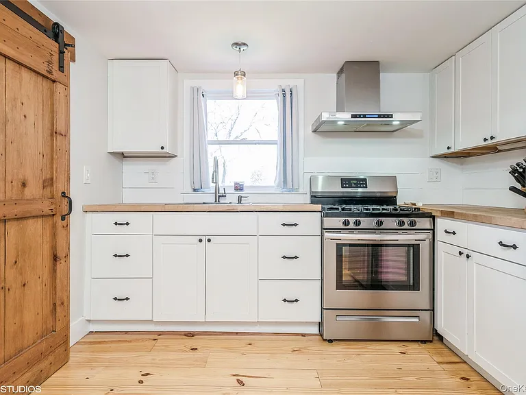 1392 Kings Hwy — Photo 11