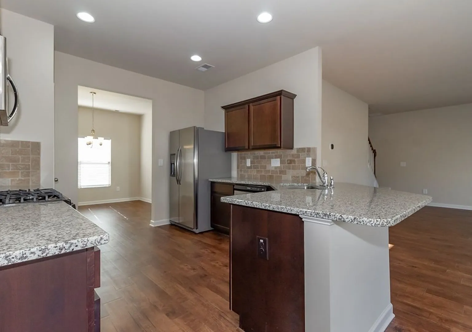 Spacious 5 Bedroom in Southwind Village — Photo 4