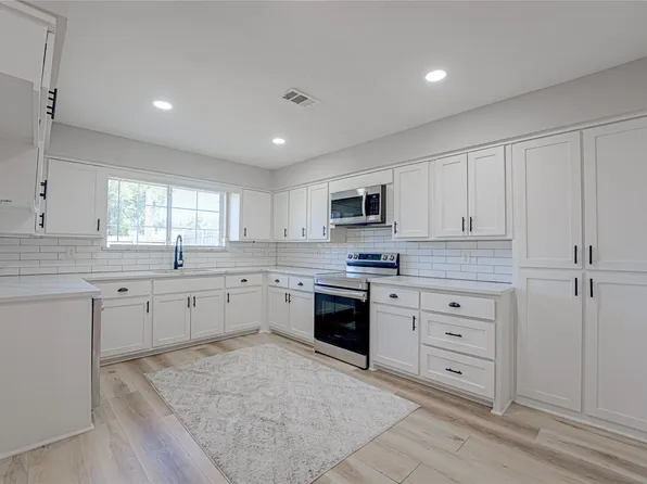 3217 Centennial Dr, Garland, TX 75042