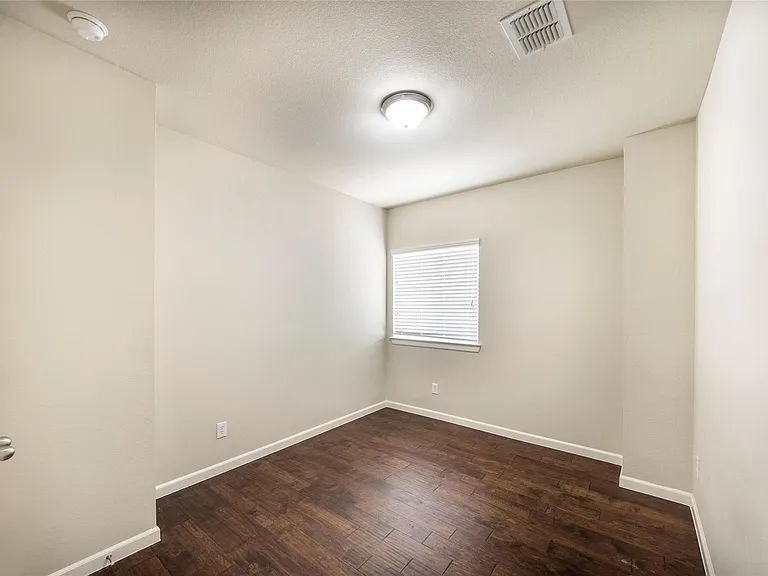 1217 Naples Dr — Photo 16