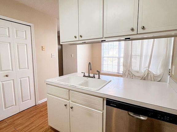 3rd image of 4709 Honeysuckle Lane