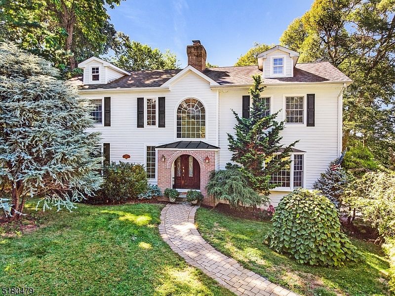 1st image of 20 Dogwood Dr