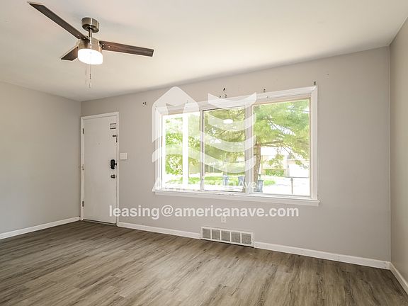 998867_004_living_room_5.jpg