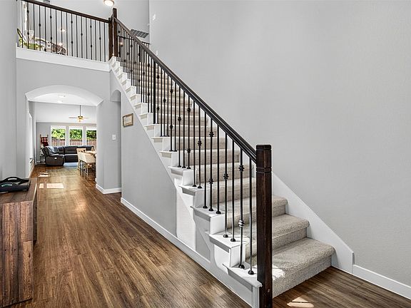 4th image of 2121 Hobby Dr