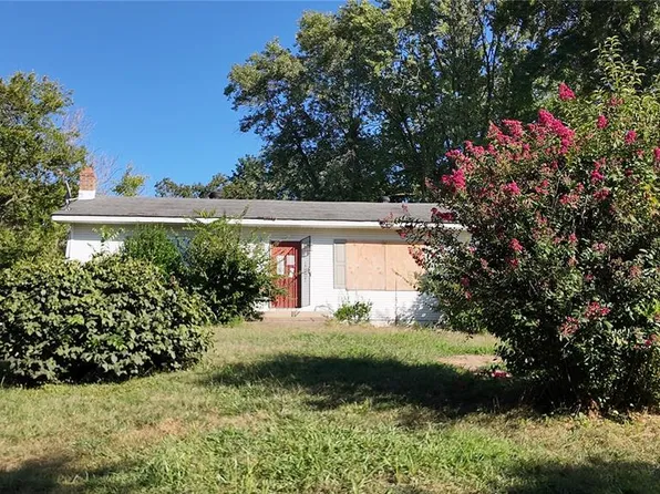 390 Highway Dr, Saint Clair, MO 63077