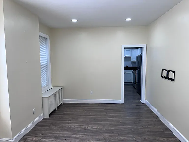 286 Leverington Ave — Photo 3