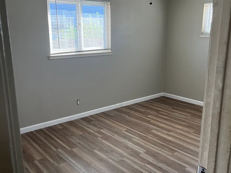1150 Smith Ln — Photo 3
