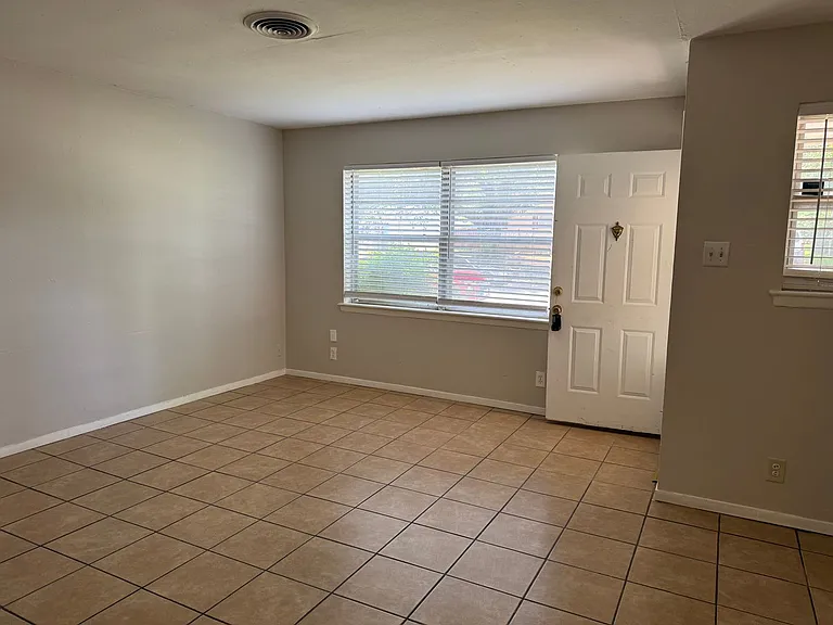 409 E Lilly Ln — Photo 10