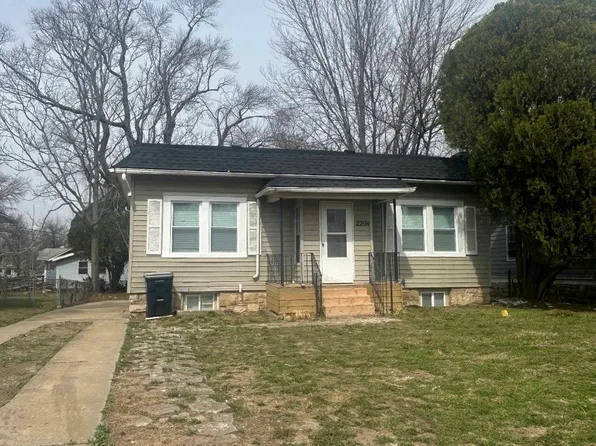 2204 E 73rd St, Kansas City, MO 64132