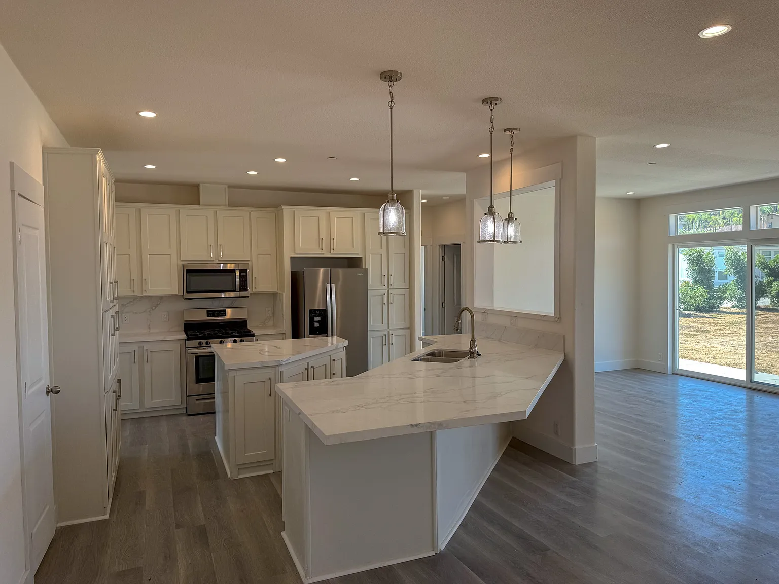 2092 Curtis Dr — Photo 3