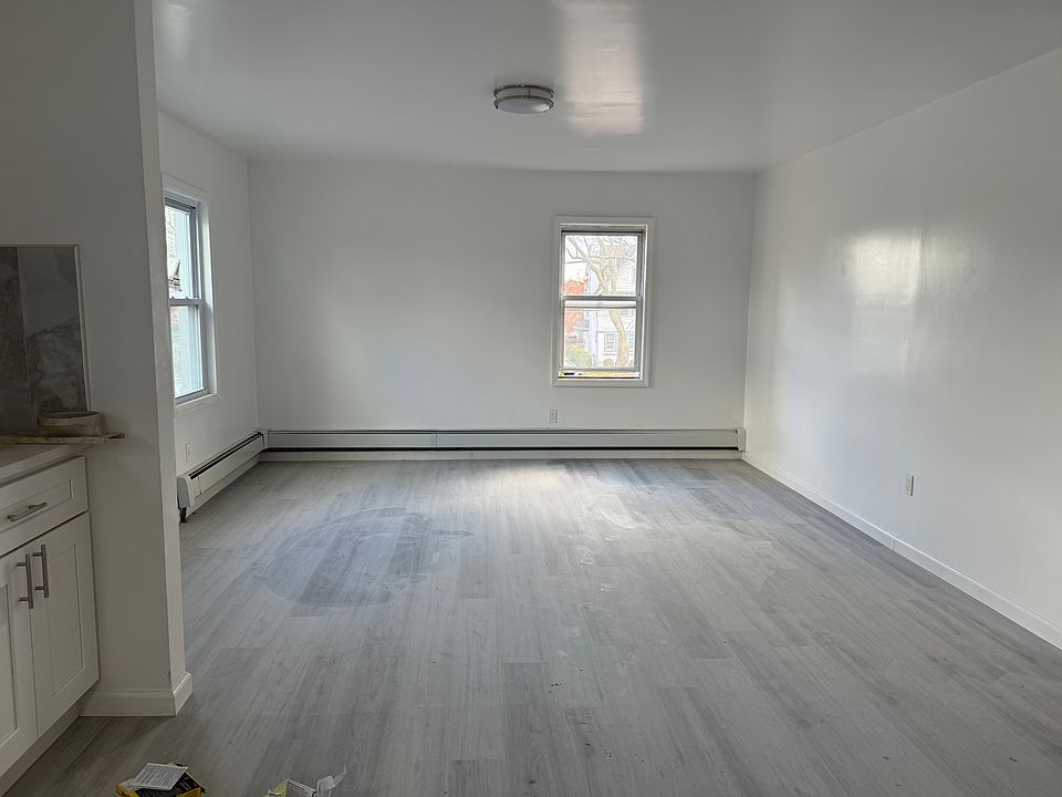 1st image of 190 Burbank Ave #4