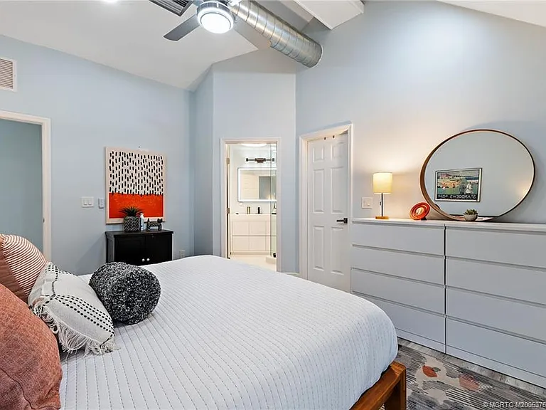 310 SE Denver Ave #2 — Photo 41