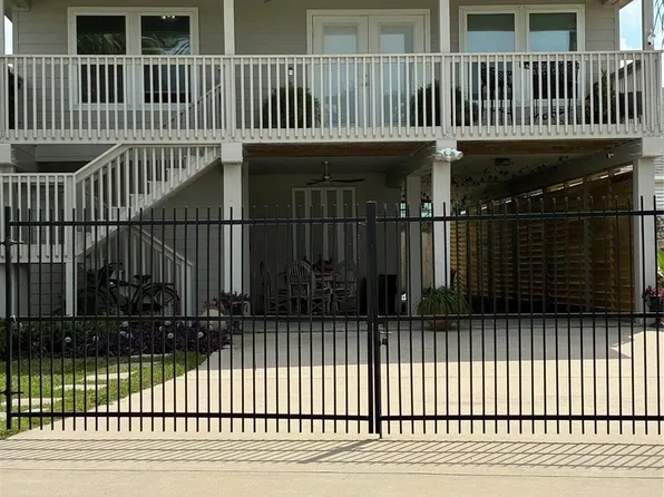 246 Debbie Ln, San Leon, TX 77539