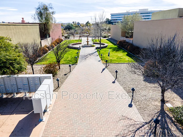 123 E Castlefield Cir — Photo 33
