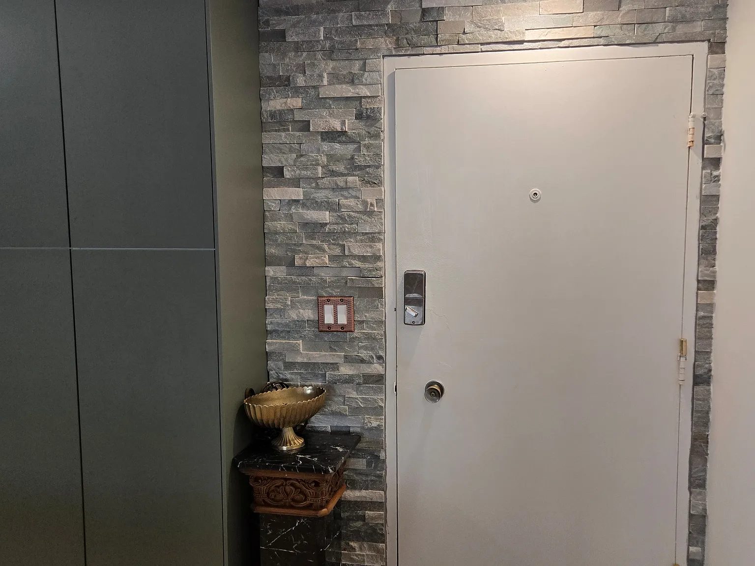 3 bed, 1048 sqft, $3,500 — Photo 2
