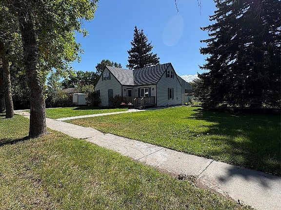 2nd image of 206 2nd St E