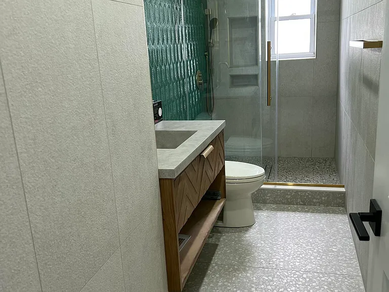 1202 Thomas Ave — Photo 2