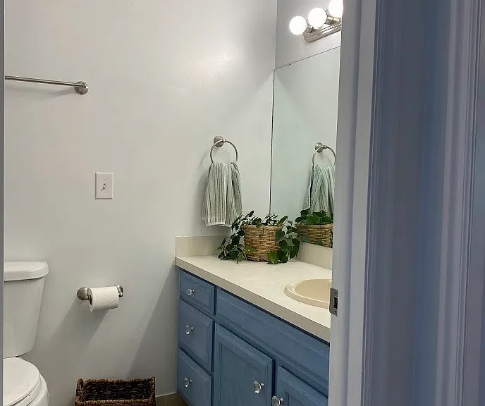 Upstairs full bathroom.