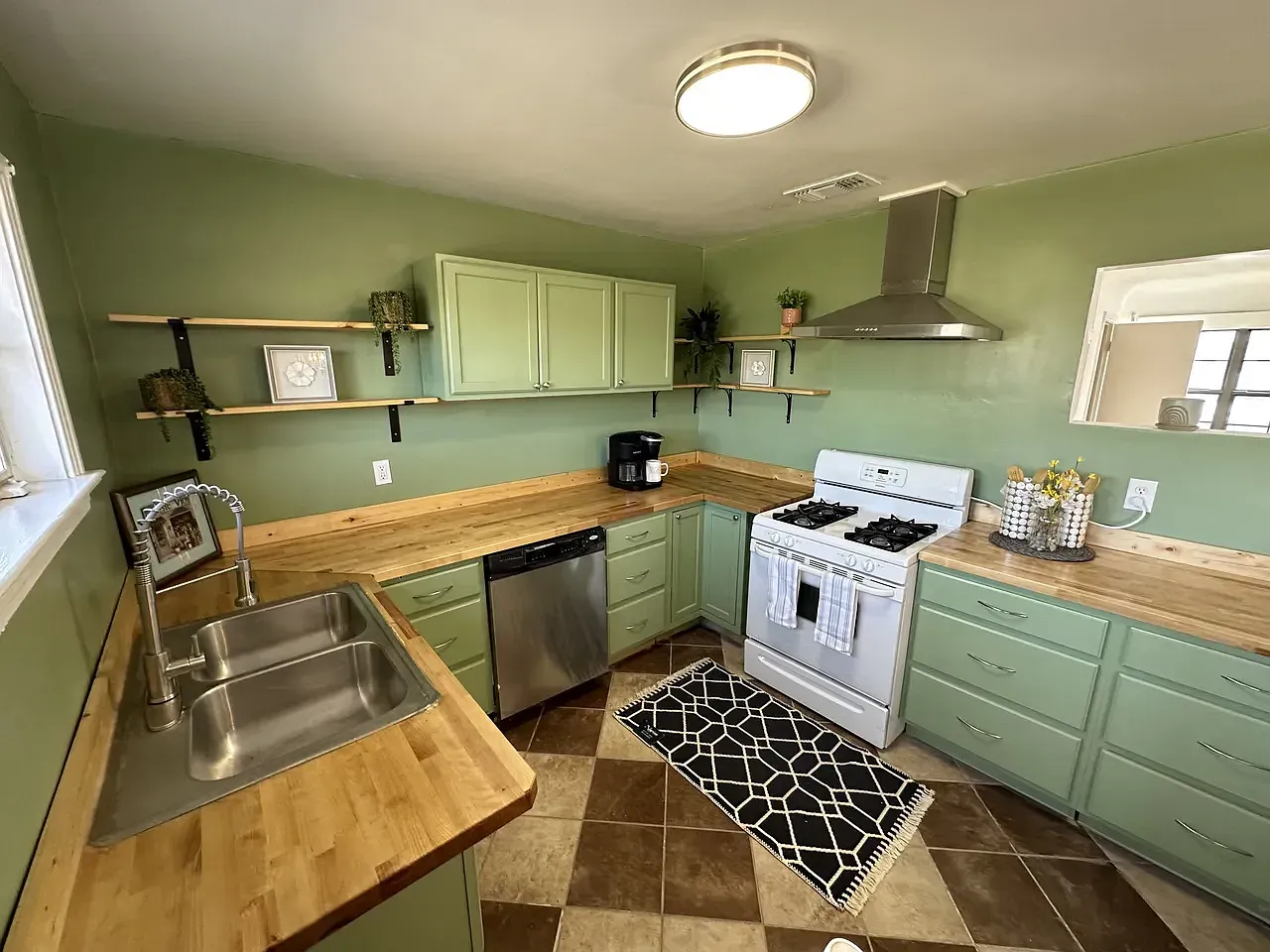 3 bed, 1400 sqft, $1,900 — Photo 4
