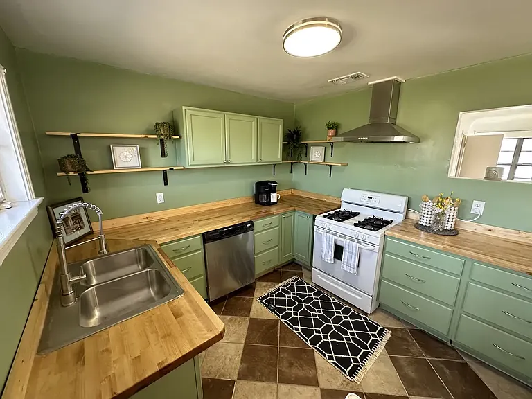 3202 Thomas Ave — Photo 3