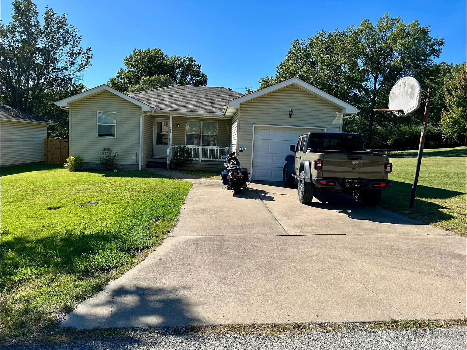3 bed, 1040 sqft, $1,200 — Photo 1