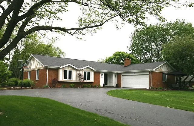 210 Tennyson Dr photo 1