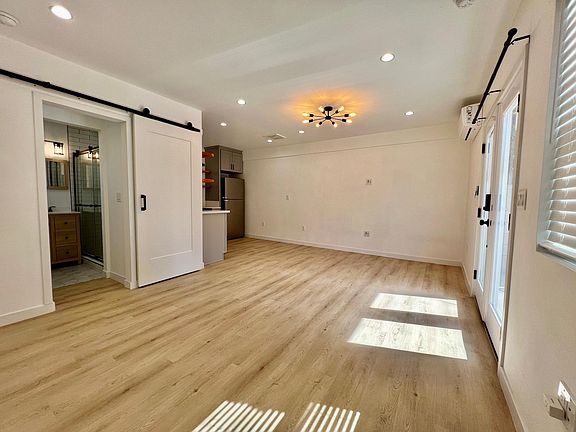 3rd image of 5108 Crenshaw Blvd
