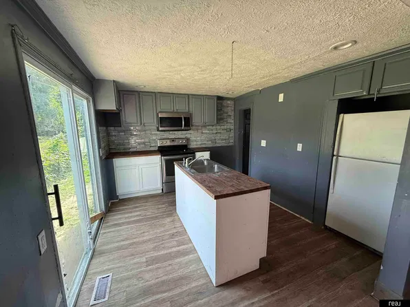 2577 Hartman Ave, Omaha, NE 68111