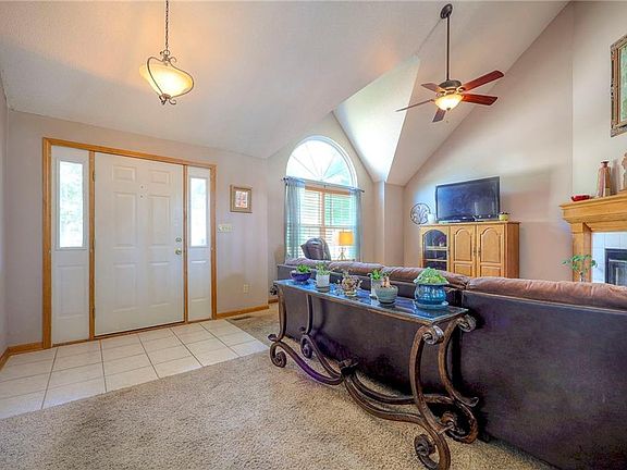 5th image of 700 SE Greenridge Dr