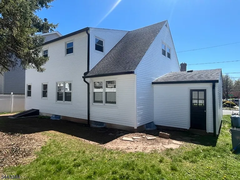 623 Livingston Rd — Photo 2