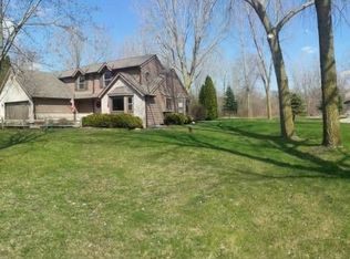 W247S8340 Stonehill Dr, Mukwonago, WI 53149