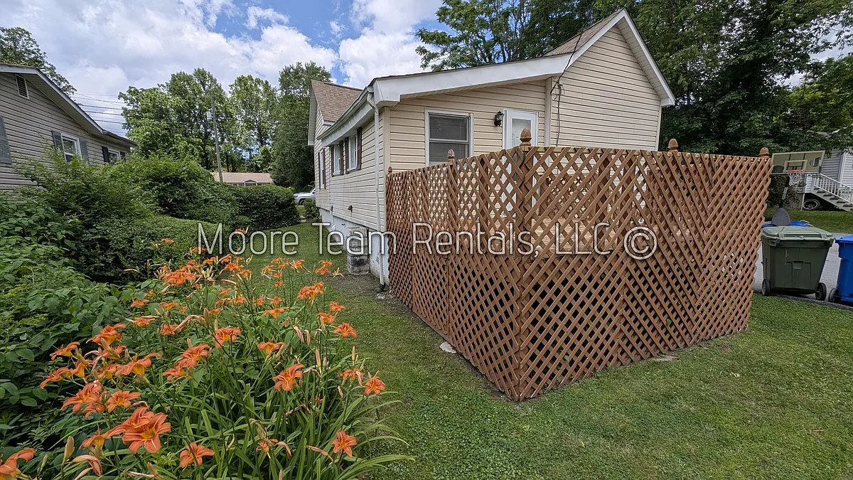 Building Photo - 818 3rd Ave W