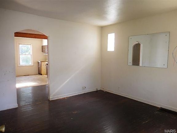 4th image of 823 Elias Ave