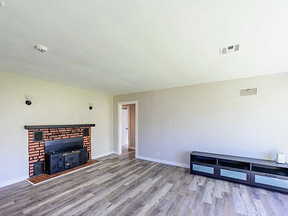 4th image of 265 Baxter St