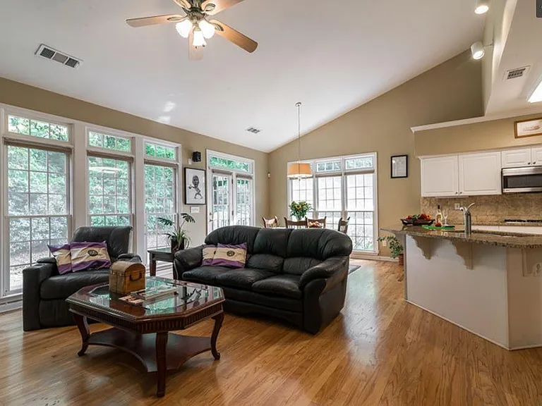 215 Smithdun Ln — Photo 9