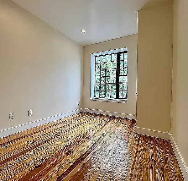 570 Evergreen Ave #1L — Photo 3