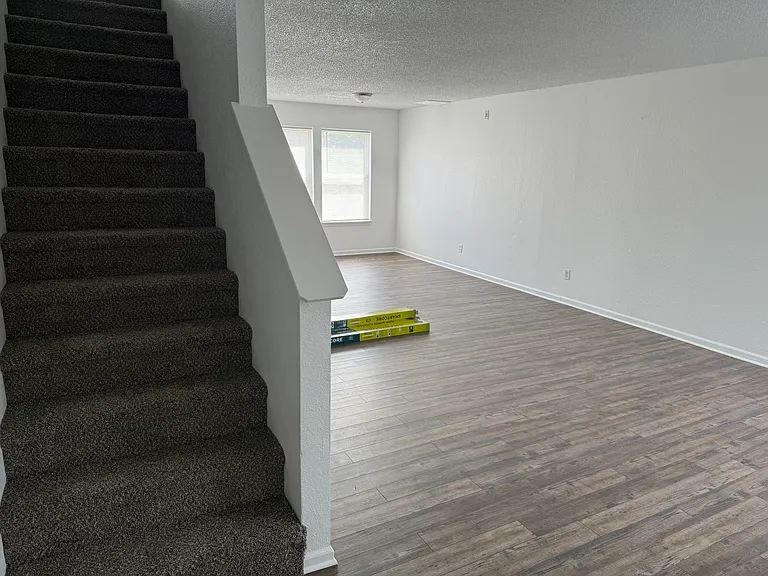 10931 Clear Spring Dr — Photo 5