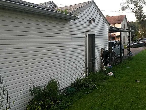 attached 1 car garage