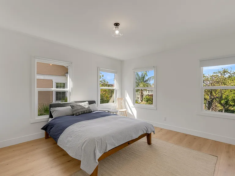 426 S Serrano Ave — Photo 3