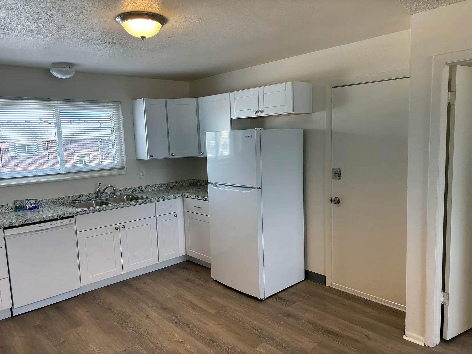 2 bed, 800 sqft, $1,600 — Photo 2