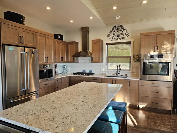 659 Gibsons Way, Gibsons, BC V0N 1V9