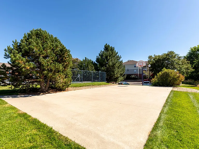 Sterling Park Apartments — Photo 9
