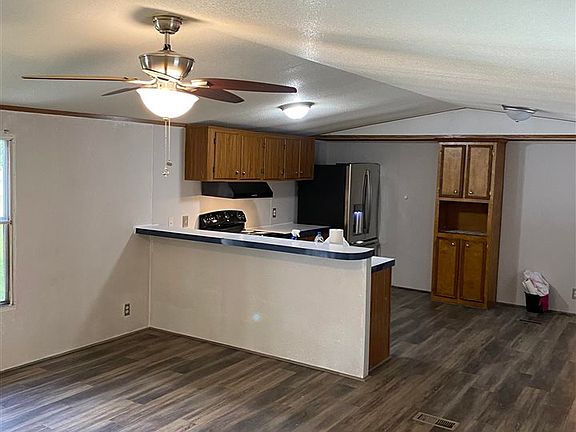 4th image of 216 Royalwood St