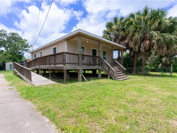 104 Commerce St, Refugio, TX 78377