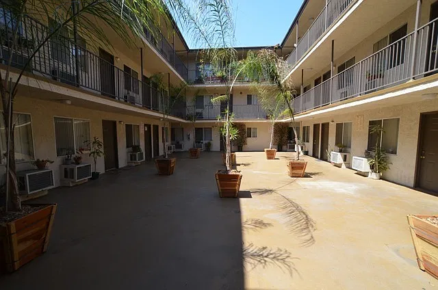 Council Apts..Spacious Gorgeous Apartment Available..Great Location.. CALL NOW!! — Photo 4