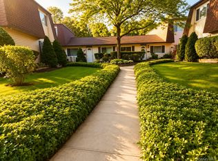 141 Feller Dr #141, Central Islip, NY 11722